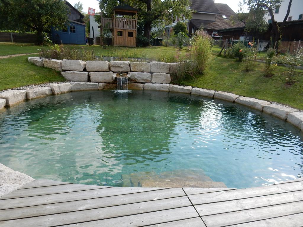 Badeteich mit Wasserfall